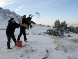 Spil Dağın'daki Yılkı Atları Ve Yabani Kuşlar İçin Yem Atıldı