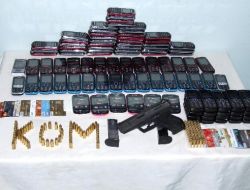 Kuyumcuda Silah ve Kaçak Cep Telefonu