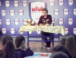 Genç Şair, Eski Okulunda Kitabını Tanıttı