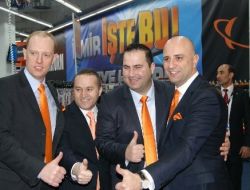 Teknolojik Ürün Almak İsteyenler Soğuğa Rağmen Mağaza Önünde Sabahladı