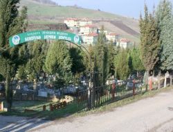 12 Yıldır Bakıma Alınmayan Deprem Şehitliğinin Kapısı Var, Duvarı Yok