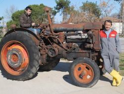Dede Yadigarı 57 Yıllık Traktöre Gözü Gibi Bakıyor
