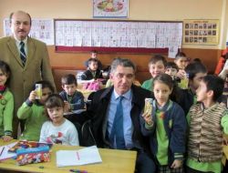 Altınoluk'ta Minik Öğrencilere Süt Dağıtılıyor