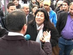 Kadına Silah Verilmesini İsteyen Başkana İlk Tepki Kadınlardan Geldi