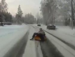 Litvanyalı Gençlerden Trafikte Tehlikeli Gösteri