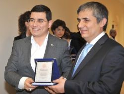 Başhekim Çetinkaya'dan Tütüncü'ye Teşekkür Plaketi