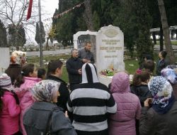 Okullarına İsmini Veren Milli Şairi Mezarı Başında Andılar