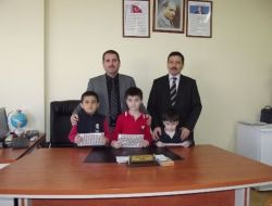 İsmi Mehmet Akif Olan Öğrencilerini Akif'i Anlatan Kitapla Ödüllendirdi