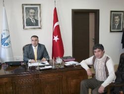 Erkal, Başkan Cengiz'e 'Burnumda Tütüyorsun'u Hediye Etti