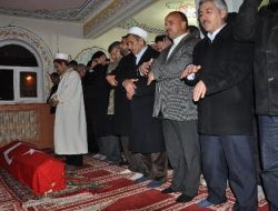 Annesinin Yanına Defnedildi