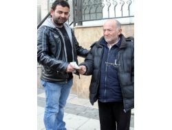 Piyangocunun Biletlerini Çaldı, Sokakta Satarken Yakalandı