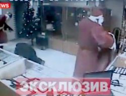 Rusya’da Noel Babalar Kuyumcuyu Soydu