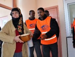 Somalili Öğrencilerden Ocağı Tütmeyen Evlere Yemek Servisi