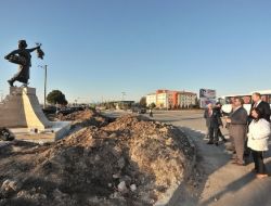 Yerfıstığı Heykeli Yeni Otogar Kavşağına Dikildi