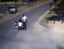 Aniden Yola Fırlayan Raiba'ya Otomobil Böyle Çarpmış