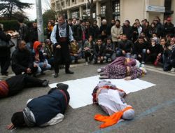 İzmir'de 35 Kişinin Ölümü Tiyatro Gösterisiyle Protesto Edildi