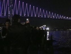 Ortaköy'de Fotoğraf Sırasına Girdiler