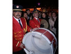 Adanalılar Yeni Yıla Bando Takımının Çaldığı 10. Yıl Marşı'yla Girdi