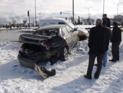 Chp Konvoyuna İran Plakalı Tır Çarptı