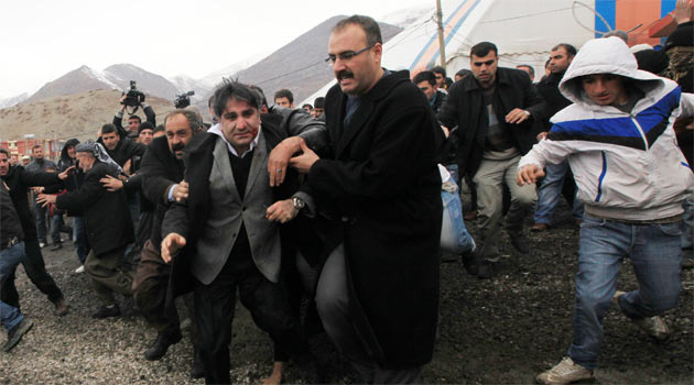 Taziye çadırında kaymakama saldırı