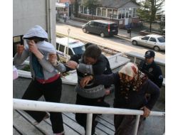 Saç Tokasıyla Kapı Kilitlerini Açtığı İddia Edilen 3 Kadın Yakalandı