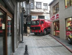 Yangına Müdahale Etmek İsteyen İtfaiye Aracı, Çelik Bariyer Kurbanı Oldu(özel)