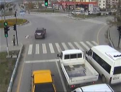 Yaya Geçinde Kadına Çarpan Sürücü, Mobese Kameralarına Yakalandı