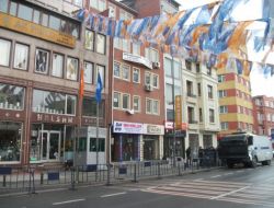 Ak Parti Beyoğlu İlçe Binasına Siyah Çelenk