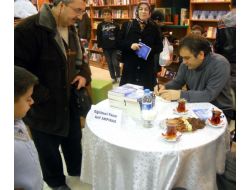 Kardan Kanatlar'ın Yazarı Akpınar, İmza Gününde Okurlarıyla Buluştu