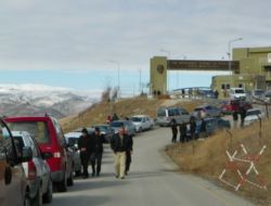 Aileler Tesisin Önünde Ayrılmıyor