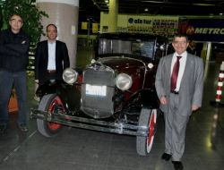 Yolculuk Öncesi Antika Otomobilleri İnceliyorlar