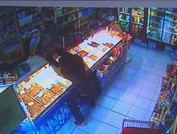 Sadaka Kutusunu Çalan Hırsızı Kuruyemiş Küreğiyle Kovaladı