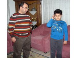 Öğrencilerini Akşam Telefonla Arayarak İngilizce Pratik Yapıyor