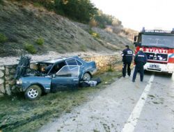 Otomobil İstinat Duvarına Çarptı: 3 Yaralı