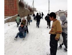 Yüksekovada Çocuklar Bidonlarda Kayarak Karın Tadını Çıkarıyor