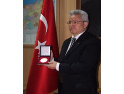 Bakan Yıldırım’dan Vali Tekmen'e Madalyon