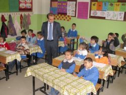 Araban Kaymakamı Nebioğlu, Yoksul 3 Kardeşi Okula Kazandırdı