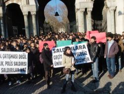 Bir Grup Öğrenci Gözaltıları Protesto Etti