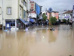 Trabzon'da Yüzlerce İş Yerini  Su Bastı!