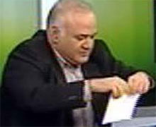 Çakar, Başbakan'ın fotoğrafını yırttı..