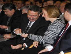 Bakan Kavaf, Domuz Gribine Karşı Ellerini Jelle Temizledi