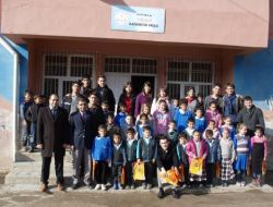 Topladıkları Kitapları Kardeş Okullarına Hediye Ettiler