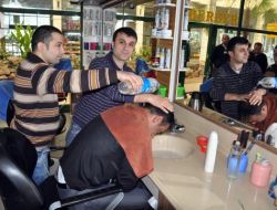 Elektriği Ve Suyu Olmayan Esnaf, Pet Şişedeki Suyla Traş Yapıyor