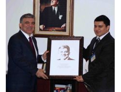 Öğrenciler Abdullah Gül'e Lazerle İşledikleri Portresini Hediye Etti