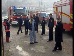 Yanan Evden Çıkarılan Tüpün İçini Boşaltmak İsteyen 4 İtfaiye Eri Yaralandı