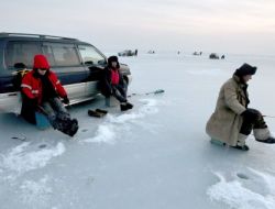 Rusya’da Buz Üstünde Balık Avı Keyfi