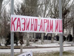 Kırgızistan’da Vatandaşlar Kumarhane Ve Gazinoları Protesto Etti