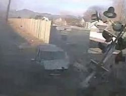 Tren Otomobile Böyle Çarptı, Sürücü Yaralı Kurtuldu