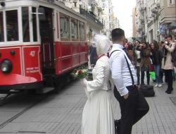 Stüdyo Yerine İstiklal Caddesi'ni Tercih Ettiler