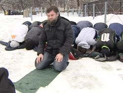 Moskova’da “mekke” Takımı Maç Öncesi Toplu Dua Ediyor, Sahada Namaz Kılıyor